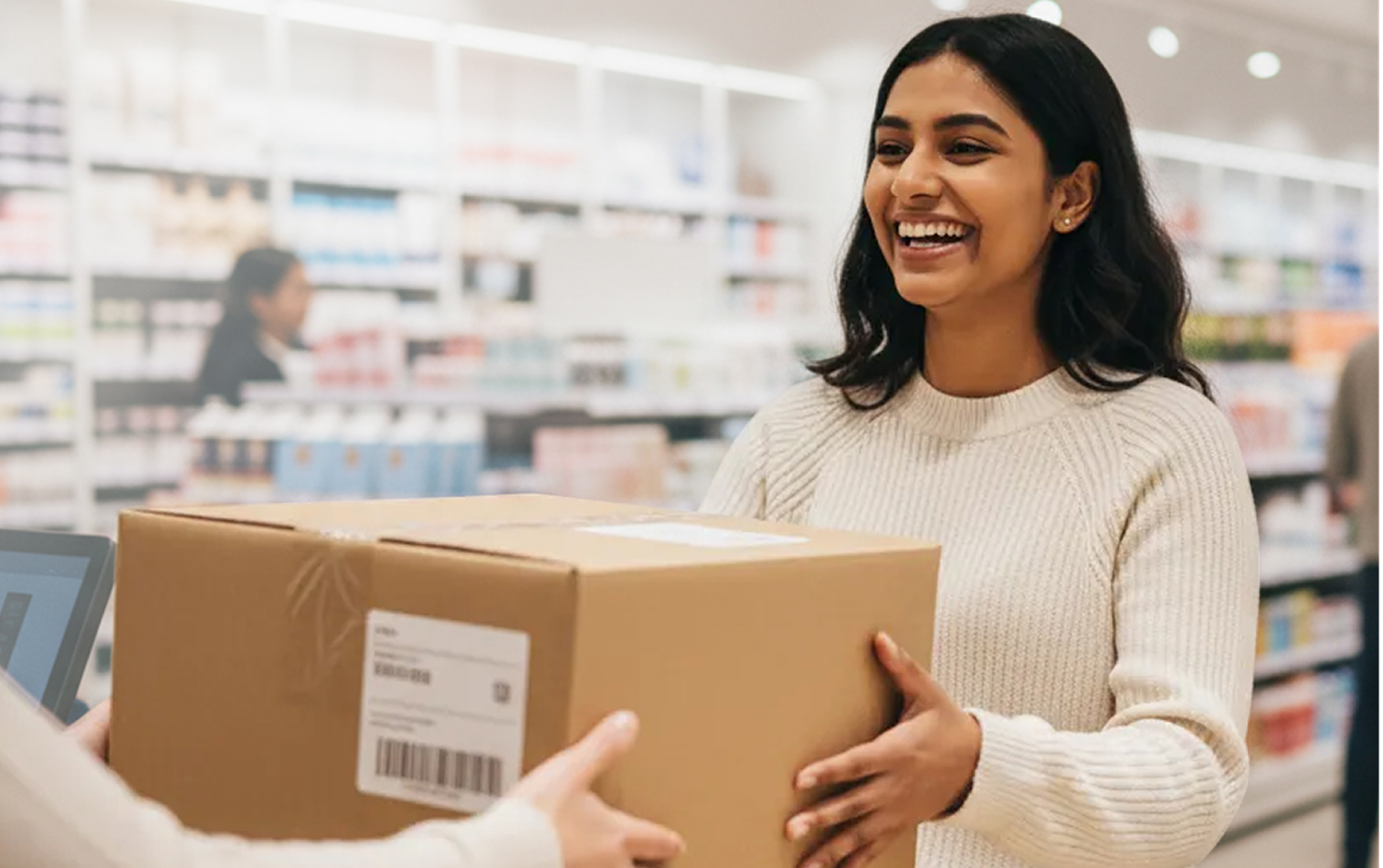 한 여성이 집 밖 택배 수령처에서 소포를 찾아가고 있다.