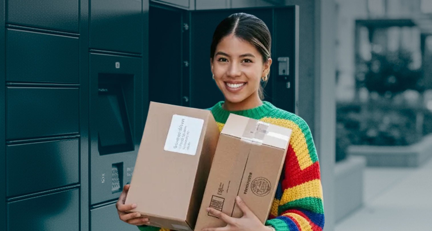 한 여성이 집 밖 택배 수령처에서 소포를 찾아가고 있다.